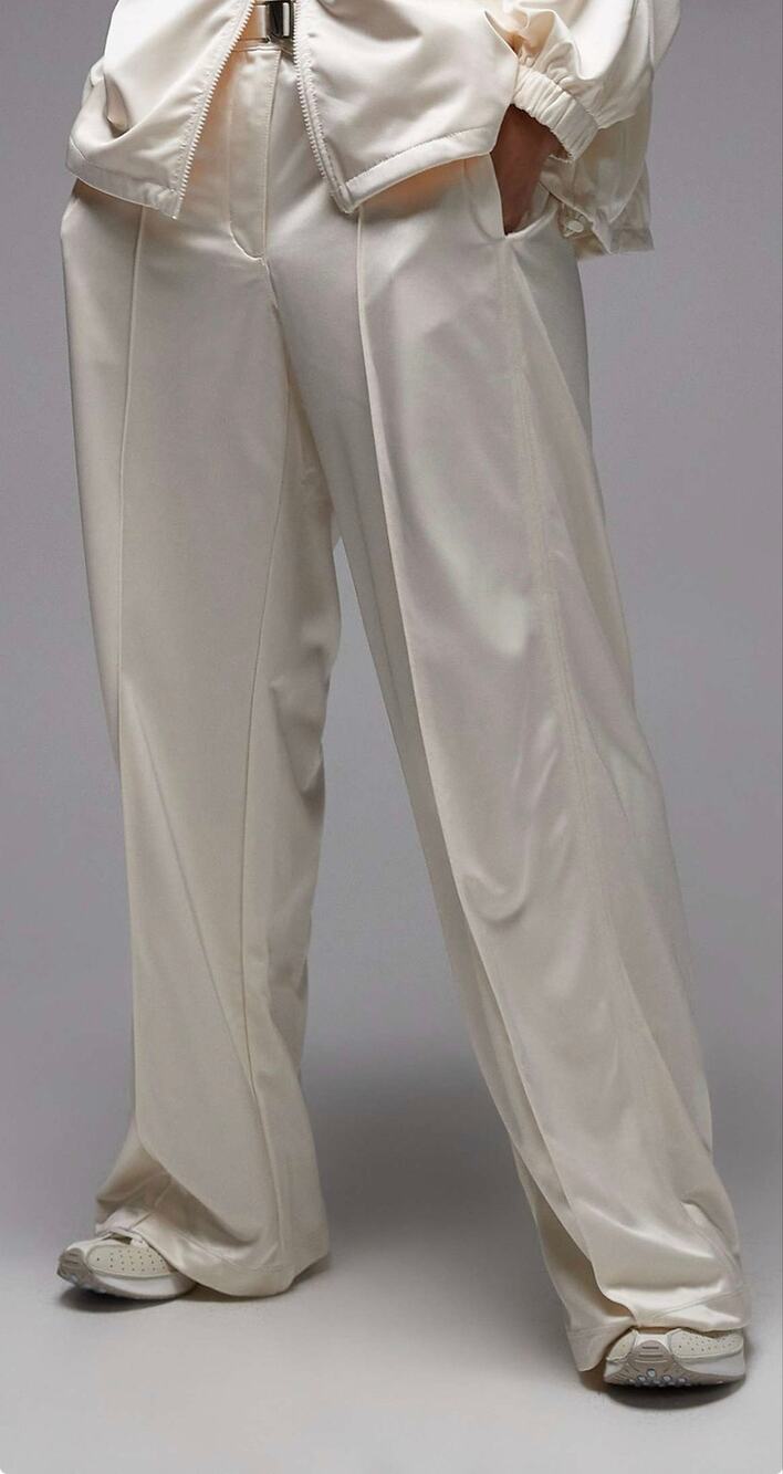 Nike Sportswear Mid-Rise Belted Pintuck Trousers